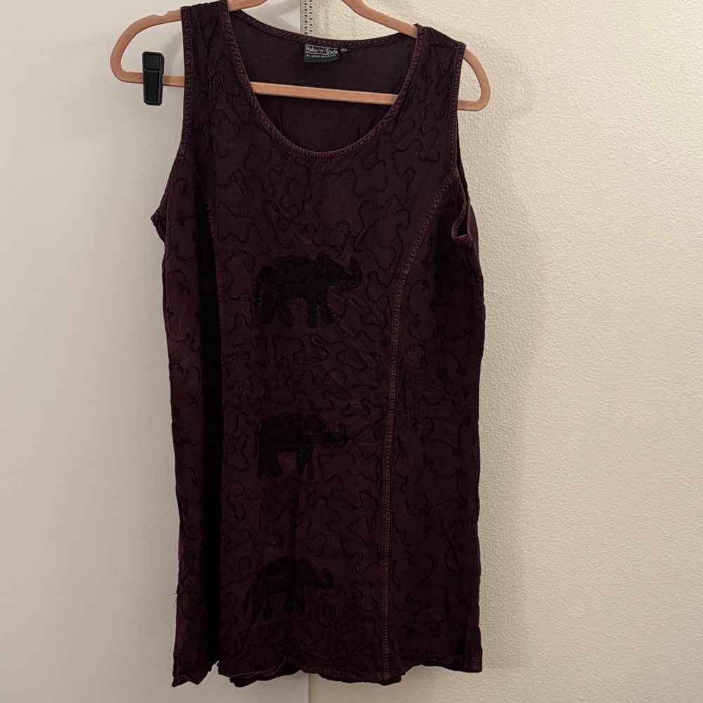 Elegant Women's Sleeveless Top with Elephant Motif